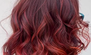 Peinado con ondas en cabello corto rojo intenso, estilo moderno
