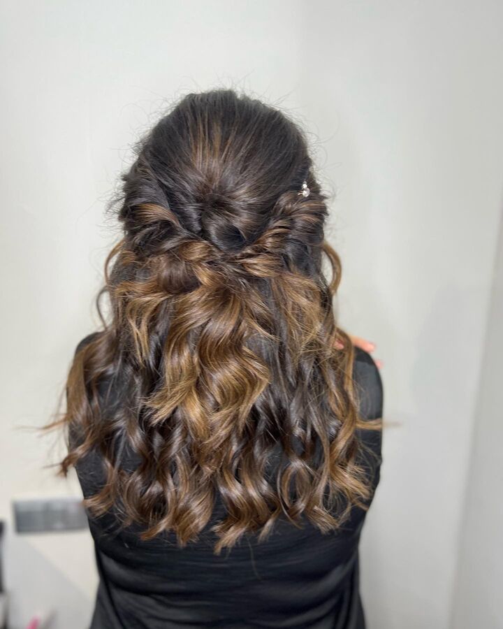 Peinado semirrecogido con ondas suaves y acabado elegante.