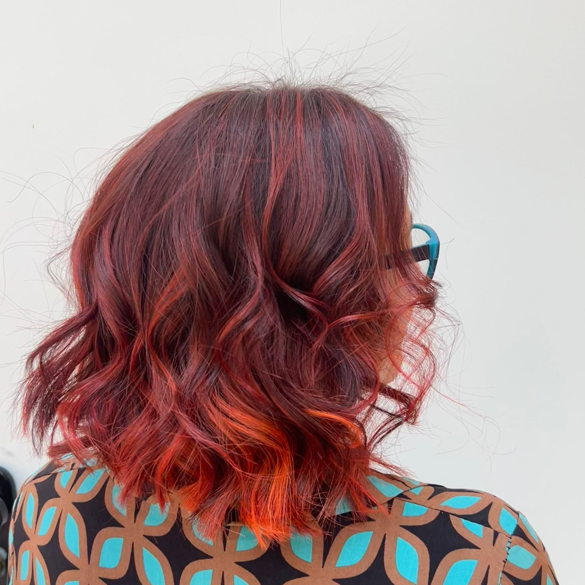 Corte de pelo con ondas y tinte rojo.