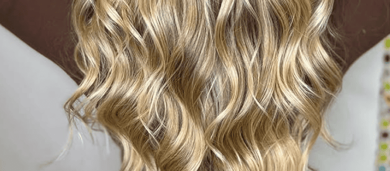 Ondas en pelo rubio con mechas.