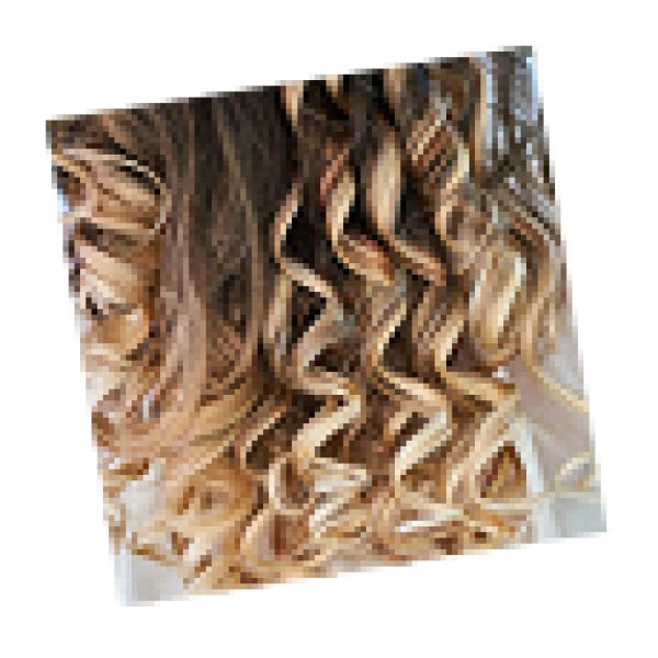 Cabello rubio largo con ondas marcadas y acabado brillante