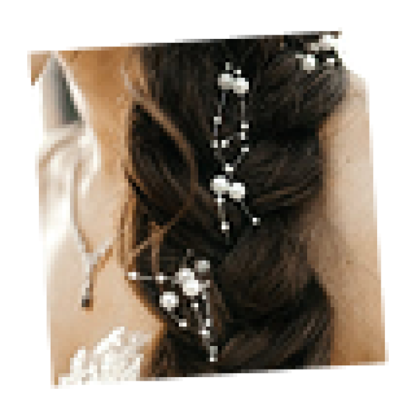 Peinado de novia con trenza decorada con perlas y accesorios brillantes